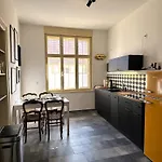 Villakrocker - Elberadweg Trifft Wandkunstwerk