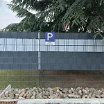 Villakrocker - Elberadweg Trifft Wandkunstwerk