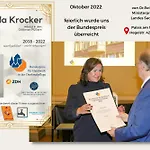 Villakrocker - Elberadweg Trifft Wandkunstwerk *