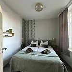 Villakrocker - Elberadweg Trifft Wandkunstwerk