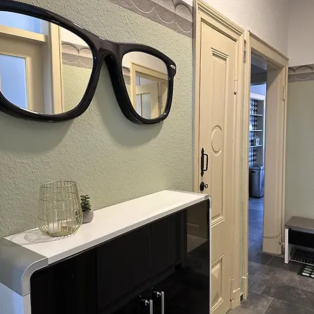 Villakrocker - Elberadweg Trifft Wandkunstwerk