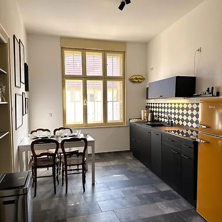 Villakrocker - Elberadweg Trifft Wandkunstwerk