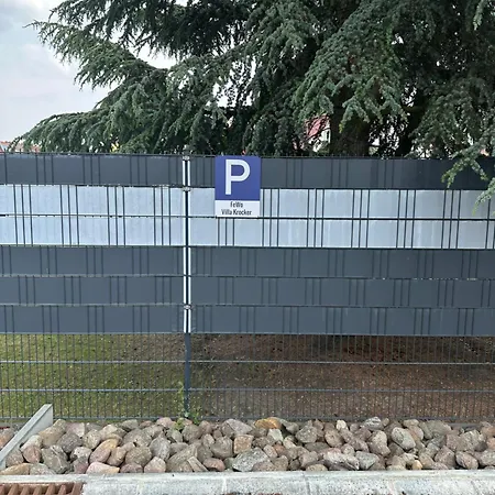 Villakrocker - Elberadweg Trifft Wandkunstwerk