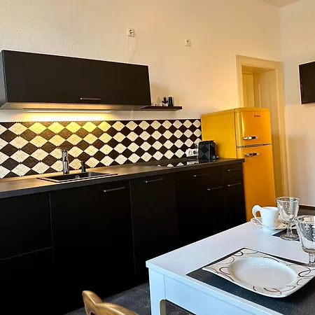 Villakrocker - Elberadweg Trifft Wandkunstwerk *