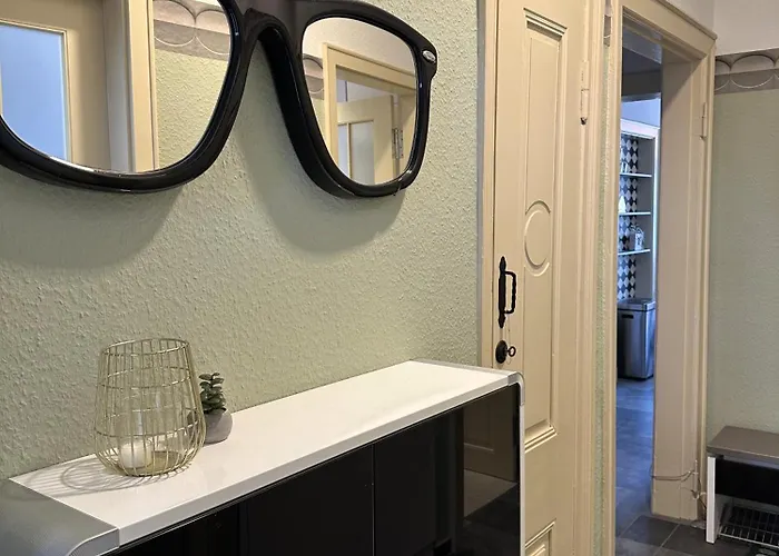 Villakrocker - Elberadweg Trifft Wandkunstwerk