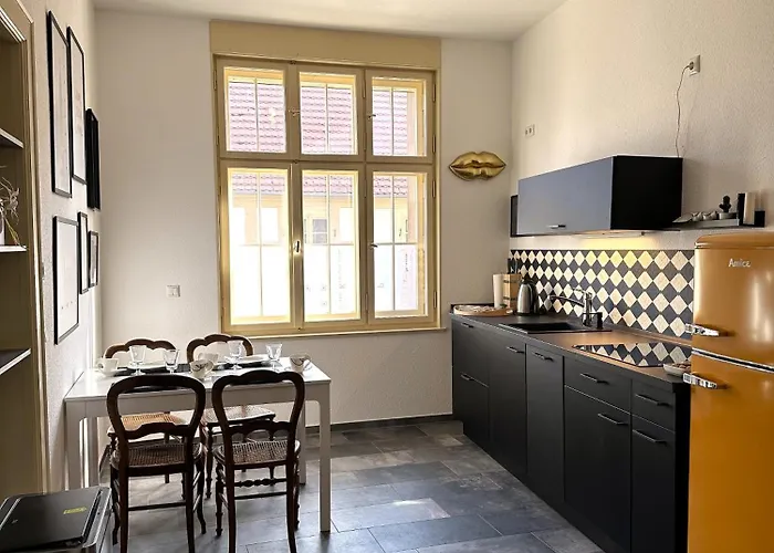 Villakrocker - Elberadweg Trifft Wandkunstwerk