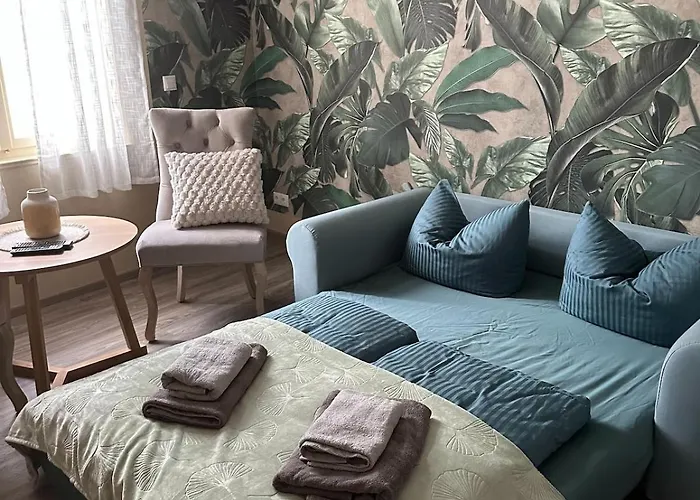 Villakrocker - Elberadweg Trifft Wandkunstwerk